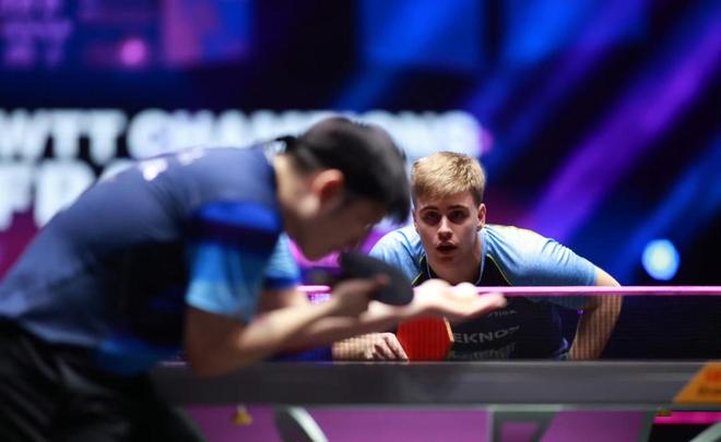 不少球迷在 不少球迷在